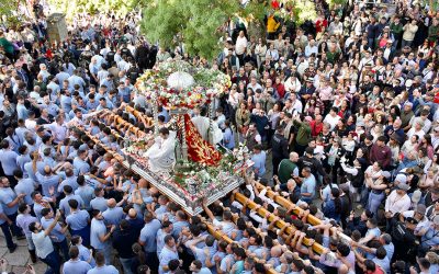 La Virgen de la Cabeza congrega a miles de fieles en el Cerro del Cabezo en la Romería más antigua de España