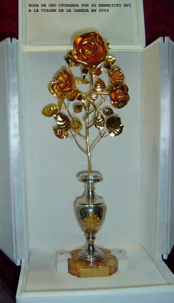Rosa de oro otorgada a la Virgen de la Cabeza en 2009 por SS Benedicto XVI