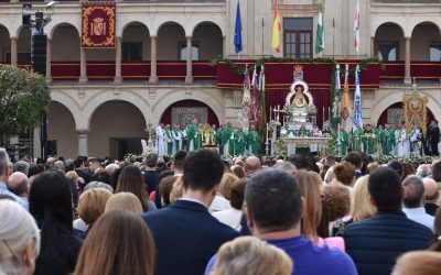 Miles de fieles participan en el Solemne Pontifical